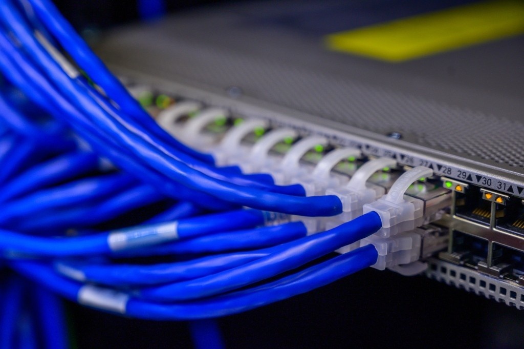 Pelajari cara memilih ISP fiber optik terbaik untuk kantor berdasarkan stabilitas, SLA, bandwidth, dukungan teknis, dan kebutuhan jaringan bisnis.